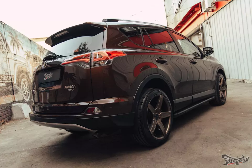Предпродажная подготовка Toyota RAV4 в отделе детейлинга